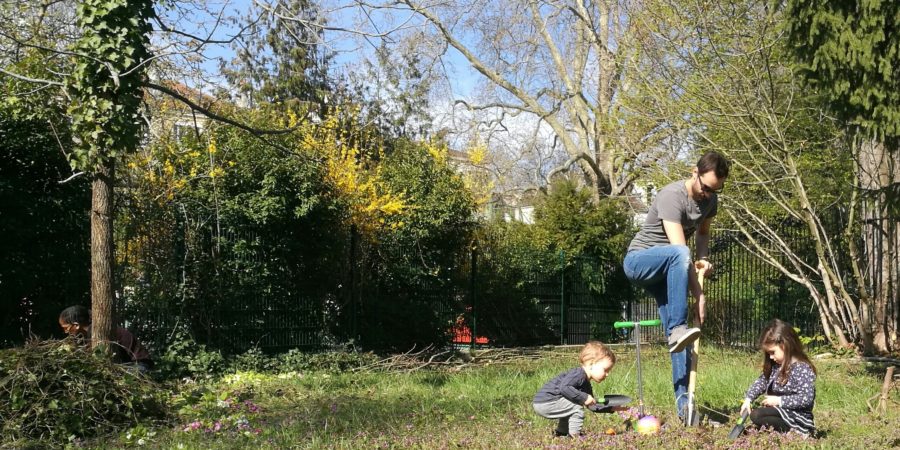 Jardinage sur les parcelles des jardins thérapeutiques de l'hôpital de Saint Maurice