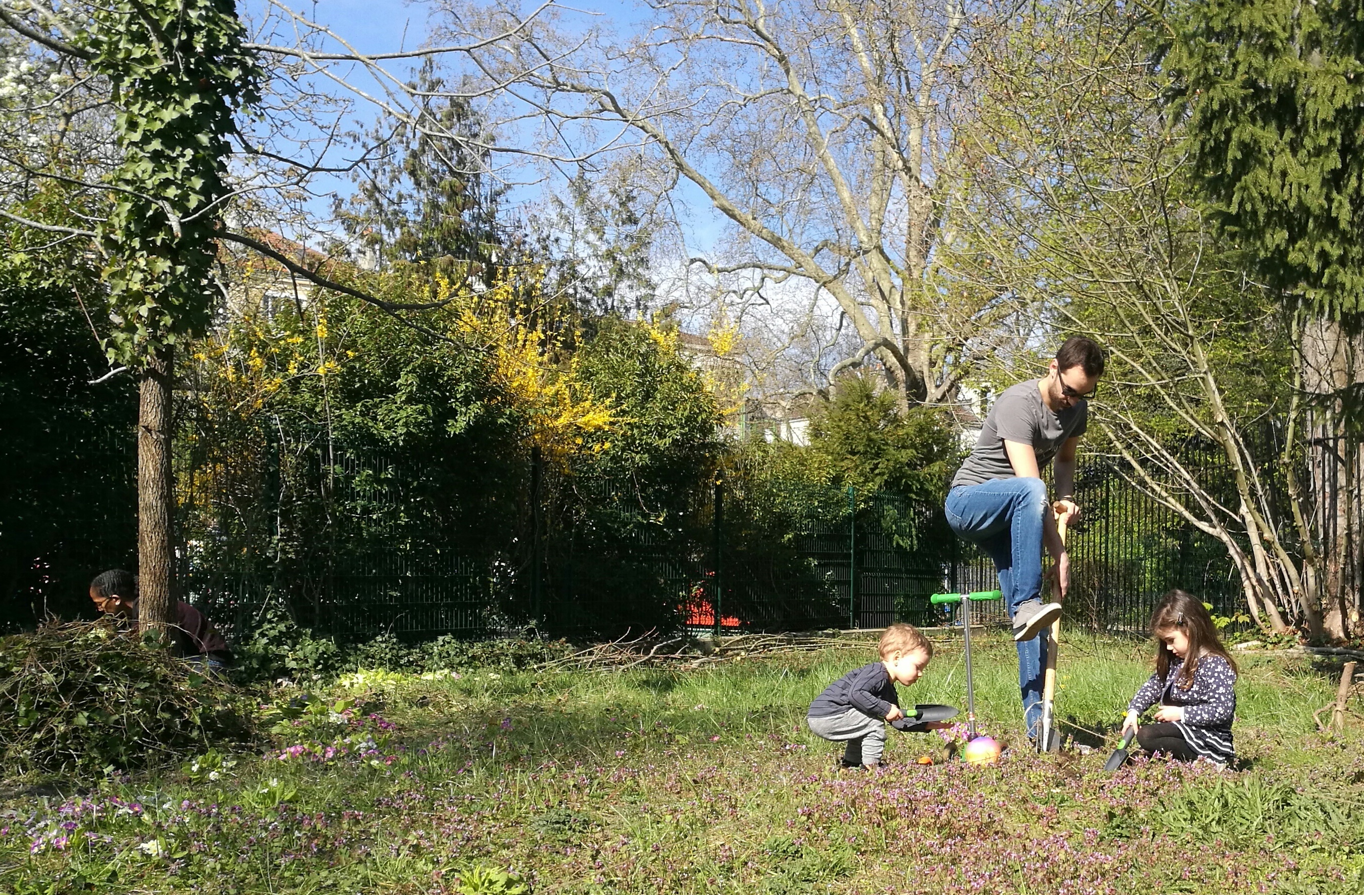Opération jardinage le 30 mars dernier sur la parcelle du jardin thérapeutique